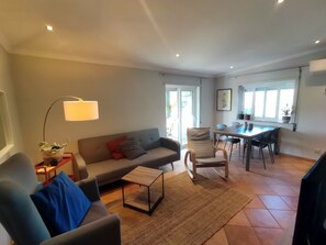 Smart TV, computer monitors, printers - Countryside Haven, Between Lagos and Praia da Luz & Along the Ecovia Bike Trail (Lagos)