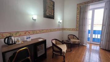 Dobbeltrom – junior, byutsikt | Safe på rommet, lydisolert, wi-fi (inkludert) og rullestolvennlig