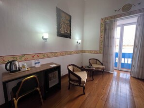 Dobbeltrom – junior, byutsikt | Safe på rommet, lydisolert, wi-fi (inkludert) og rullestolvennlig