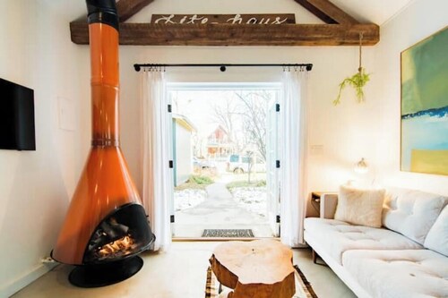 Mid/Mod ' Little House' in Old Town Louisville

