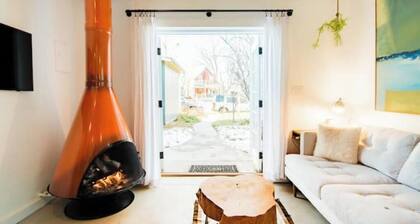 Mid/Mod ' Little House' in Old Town Louisville