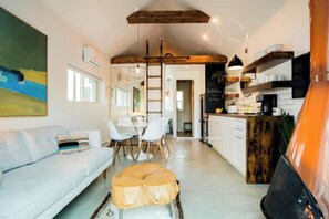 Living area - Mid/Mod ' Little House' in Old Town Louisville

 (louisville)