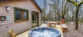 Padley; woodland lodge for 2-4 with hot tub, BBQ, near Alton Towers.
