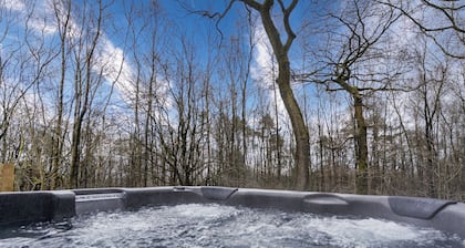 Padley; woodland lodge for 2-4 with hot tub, BBQ, near Alton Towers.