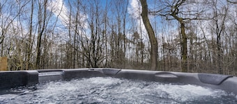 Padley; woodland lodge for 2-4 with hot tub, BBQ, near Alton Towers.