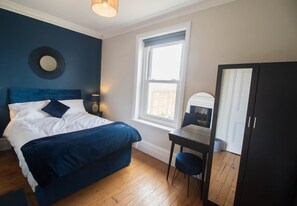 3 slaapkamers, een strijkplank/strijkijzer, gratis wifi, beddengoed