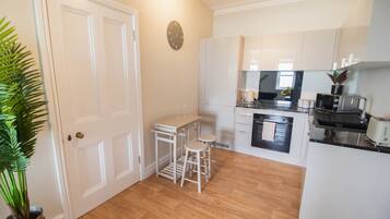 Réfrigérateur, micro-ondes, plaque de cuisson, grille-pain