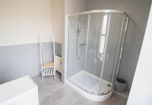 Een douche, een haardroger, handdoeken