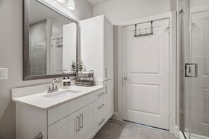 Een douche, een haardroger, handdoeken, zeep