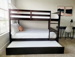 2 slaapkamers, een strijkplank/strijkijzer, wifi, beddengoed