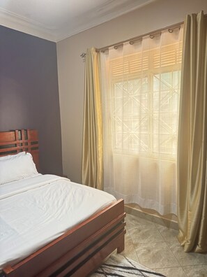 1 soveværelse, pengeskab på værelset, strygejern/strygebræt