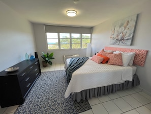 3 habitaciones, caja de seguridad en la habitación y escritorio