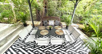 ParadiseOneVilla Suites - 2 Suites - 3 Bedrooms - Centrally Located