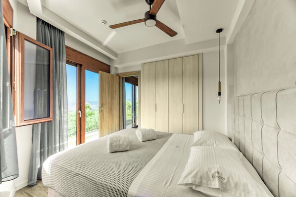 Design Apartment | In-room safe, blackout drapes, soundproofing, iron/ironing board - KOMODY (Delphi)