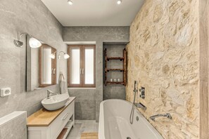 Appartement familial | Salle de bain | Séchoir à cheveux, pantoufles, bidet, serviettes fournies