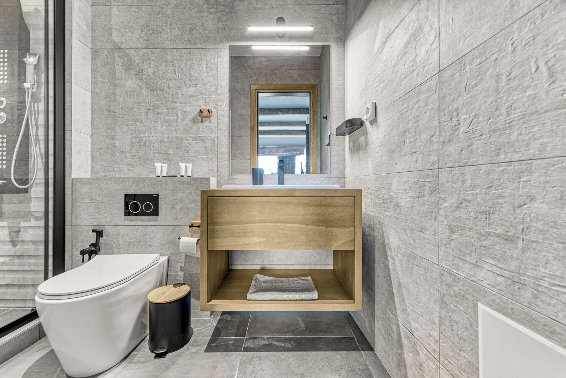 Un baño moderno con inodoro, lavabo y ducha.