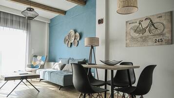 Leilighet – design | Oppholdsområde | En 39-tommers smart-TV med kabel-kanaler samt Netflix