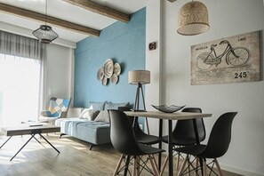 Design Apartment | Living area | 39-inch Smart TV with cable channels, Netflix, streaming services - KOMODY (Delphi)