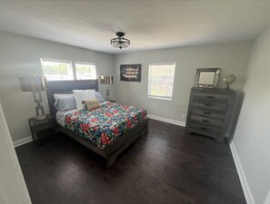 4 bedrooms, desk, iron/ironing board, travel crib