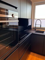 Refrigerador con freezer, microondas, horno, placa de cocina