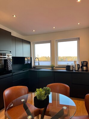 City Condo, Park View | Private kitchen | Full-sized fridge, microwave, oven, stovetop - Park View Apartment (Bremerhaven)