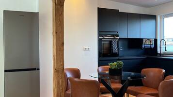 City Condo, Park View | In-room dining