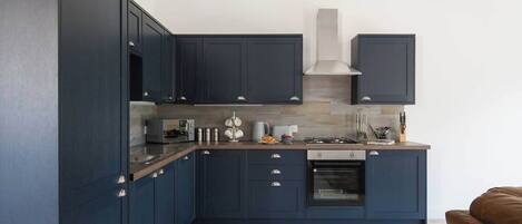 Een koelkast, een microgolfoven, een oven, een kookplaat