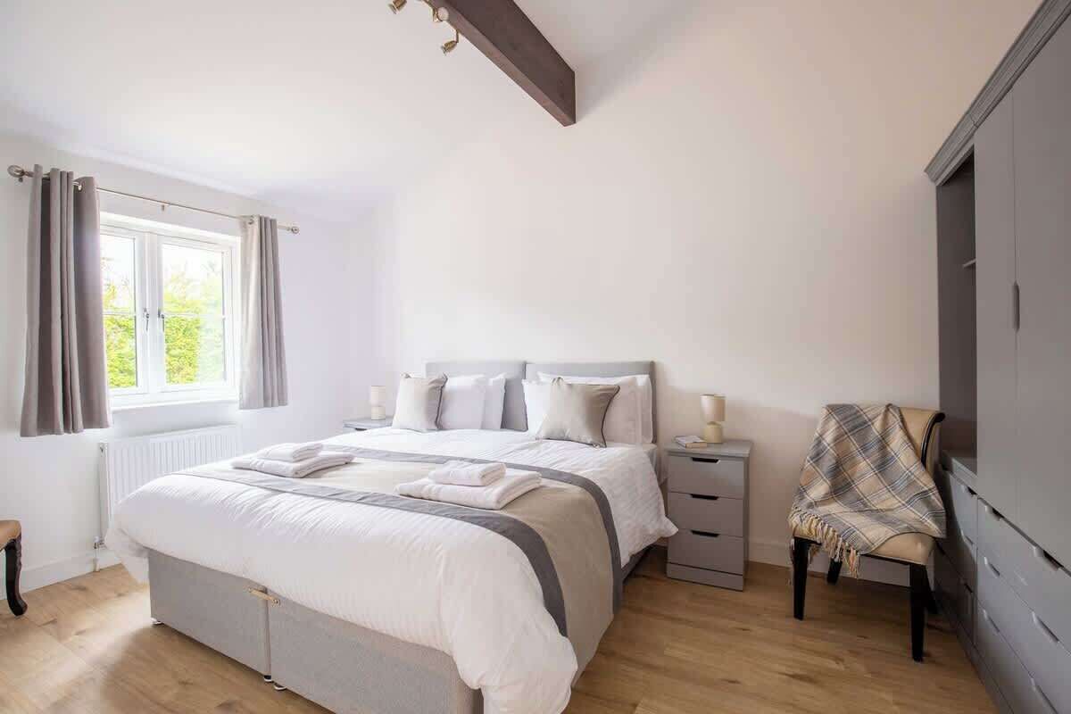 2 bedrooms, desk, iron/ironing board, travel cot