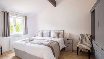 2 bedrooms, desk, iron/ironing board, travel cot