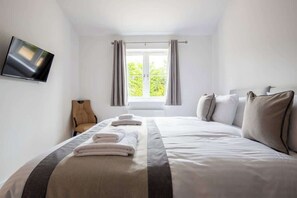 2 camere, una scrivania, ferro/asse da stiro, culla da viaggio