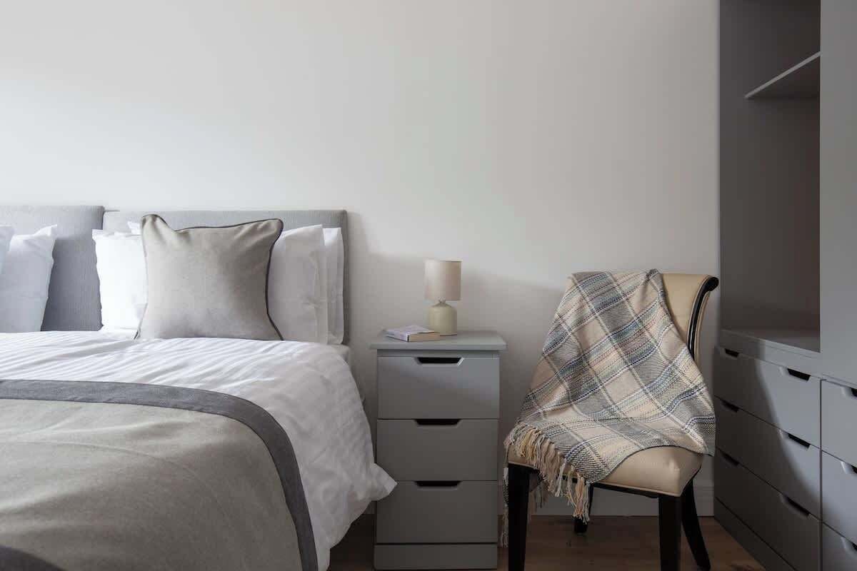 2 habitaciones, tabla de planchar con plancha, wifi y ropa de cama 