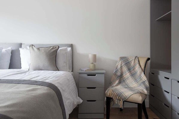 2 camere, una scrivania, ferro/asse da stiro, culla da viaggio