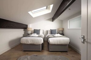 2 chambres, bureau, fer et planche à repasser, lit parapluie