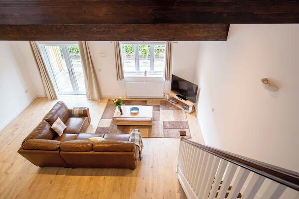 Smart TV, offices - Aintree | Stylish Cotswolds Stay with Workspace (South Cerney)