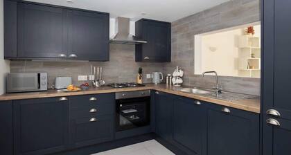 Aintree | Stylish Cotswolds Stay with Workspace