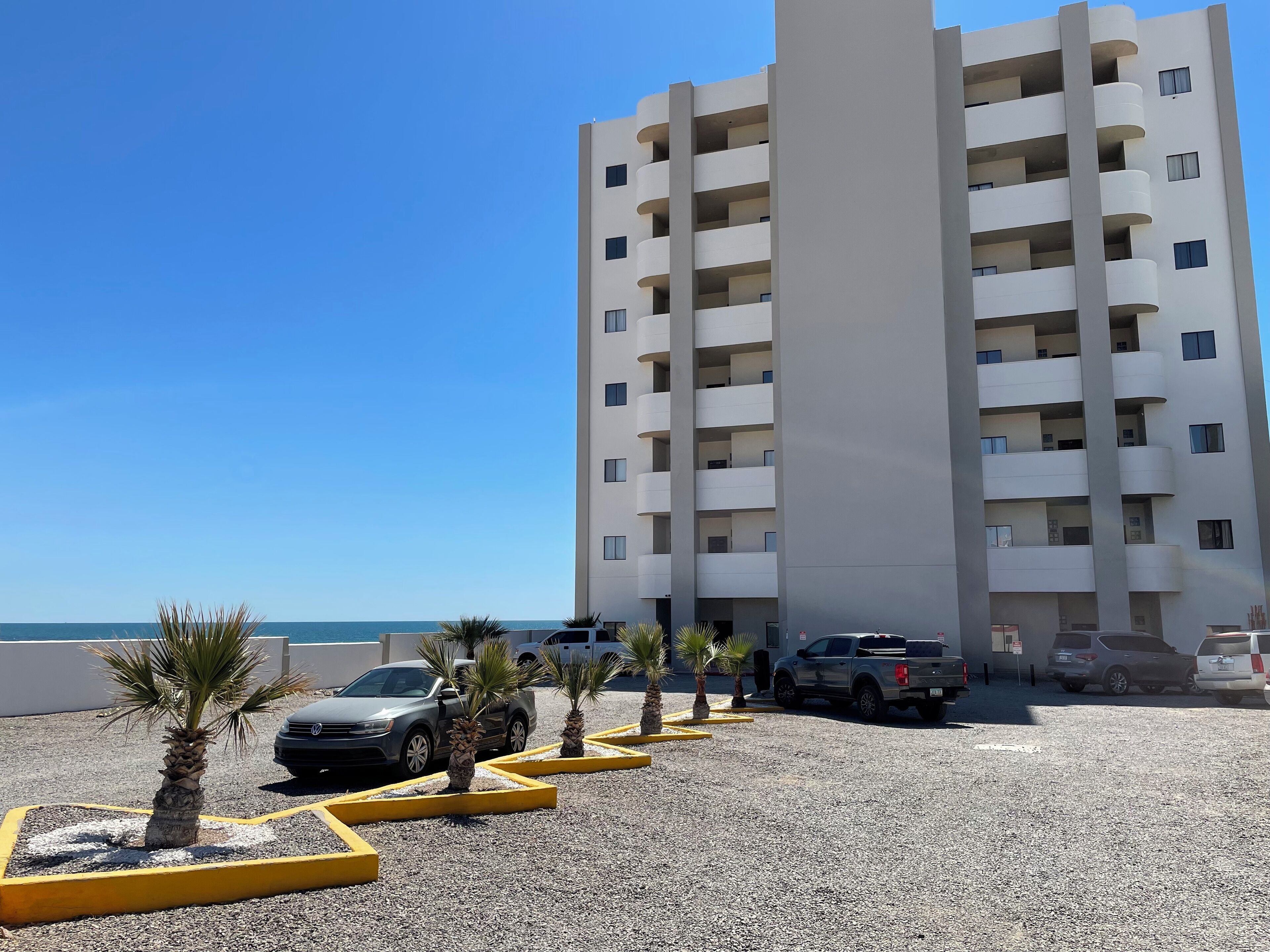 Vista frontal de la propiedad