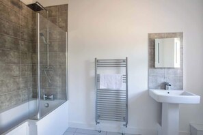 Shower, hair dryer, towels, shampoo - Ascot Lodge (South Cerney)