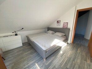 3 bedrooms, desk, iron/ironing board, travel crib