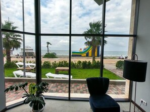 Habitación doble Deluxe, vista al mar | Minibar, caja de seguridad en la habitación y escritorio 