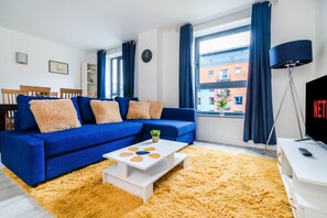 TV - 2BR Central Flat W/ Free Parking (Sheffield)