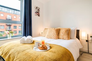 2 bedrooms, iron/ironing board, Internet, bed sheets - 2BR Central Flat W/ Free Parking (Sheffield)