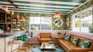 Een woonkamer met een bar, een bank en een salontafel.