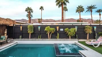 Piscine extérieure, chaises longues