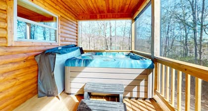 New Blue Ridge Mountain cabin with Great Views, Hot tub, Fireplace & Games