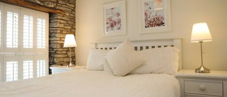 2 bedrooms, iron/ironing board, internet, bed sheets