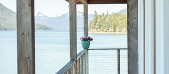 Serene retreat, just 15 minutes away from Downtown Petersburg! 