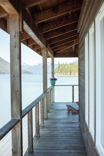 Serene retreat, just 15 minutes away from Downtown Petersburg! 