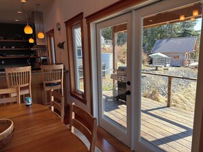 Dining - Serene retreat, just 15 minutes away from Downtown Petersburg!  (Petersburg)