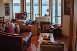 テレビ、暖炉、DVD プレーヤー、書庫