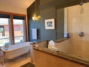 Towels, soap, toilet paper - Serene retreat, just 15 minutes away from Downtown Petersburg!  (Petersburg)